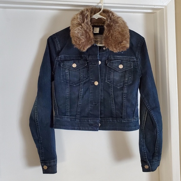 Levi's Jackets & Blazers - Levi's Jean Jacket with faux Fur collar